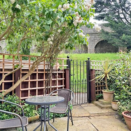 Cherry Blossom Cottage York Bagian luar foto