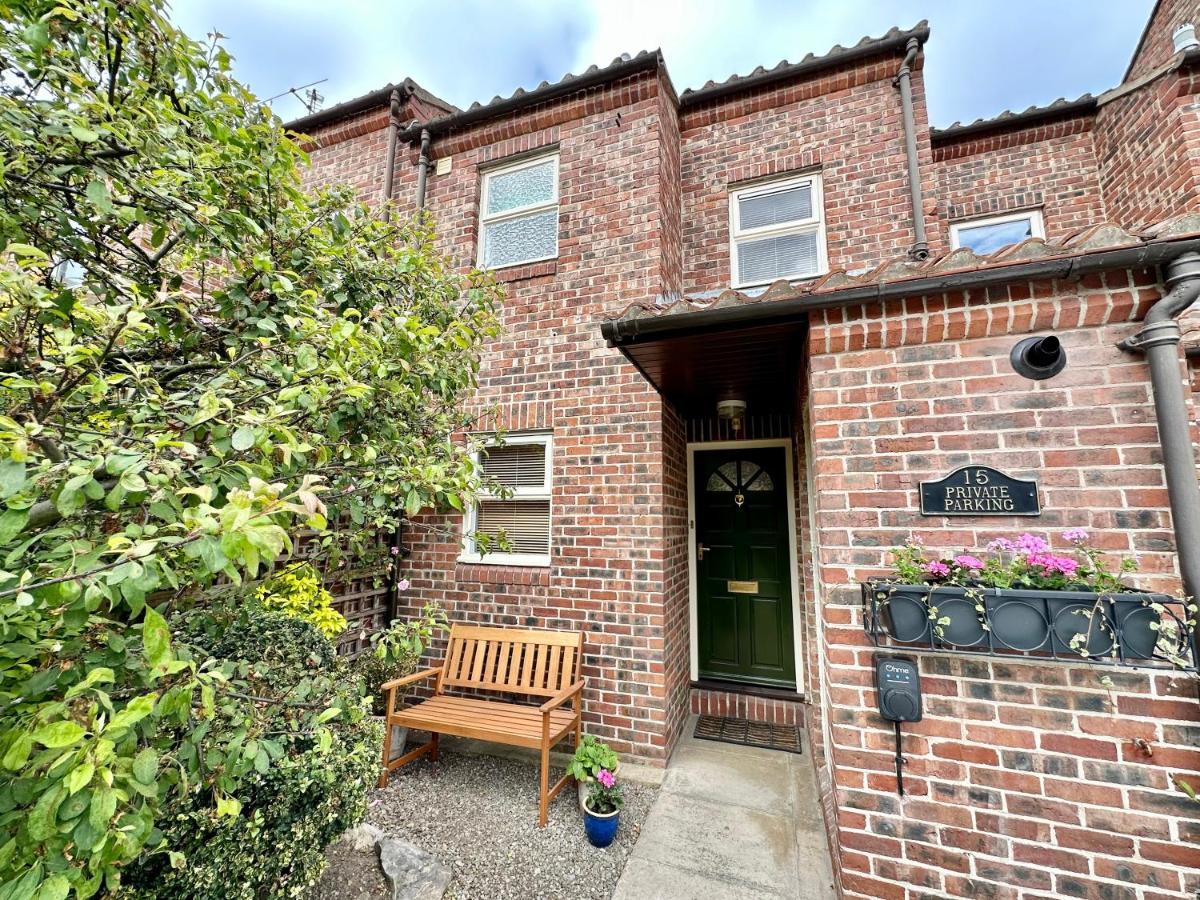 Cherry Blossom Cottage York Bagian luar foto