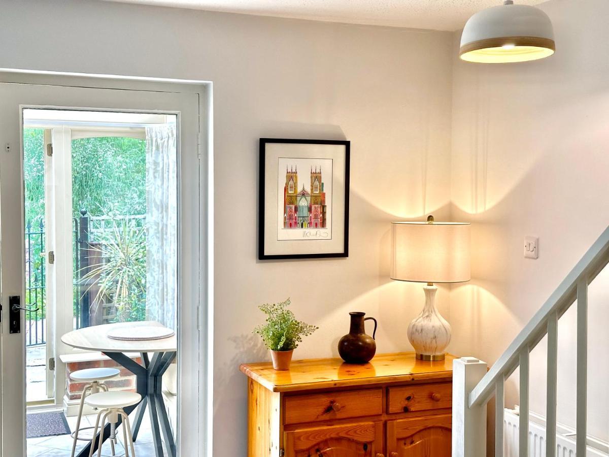 Cherry Blossom Cottage York Bagian luar foto