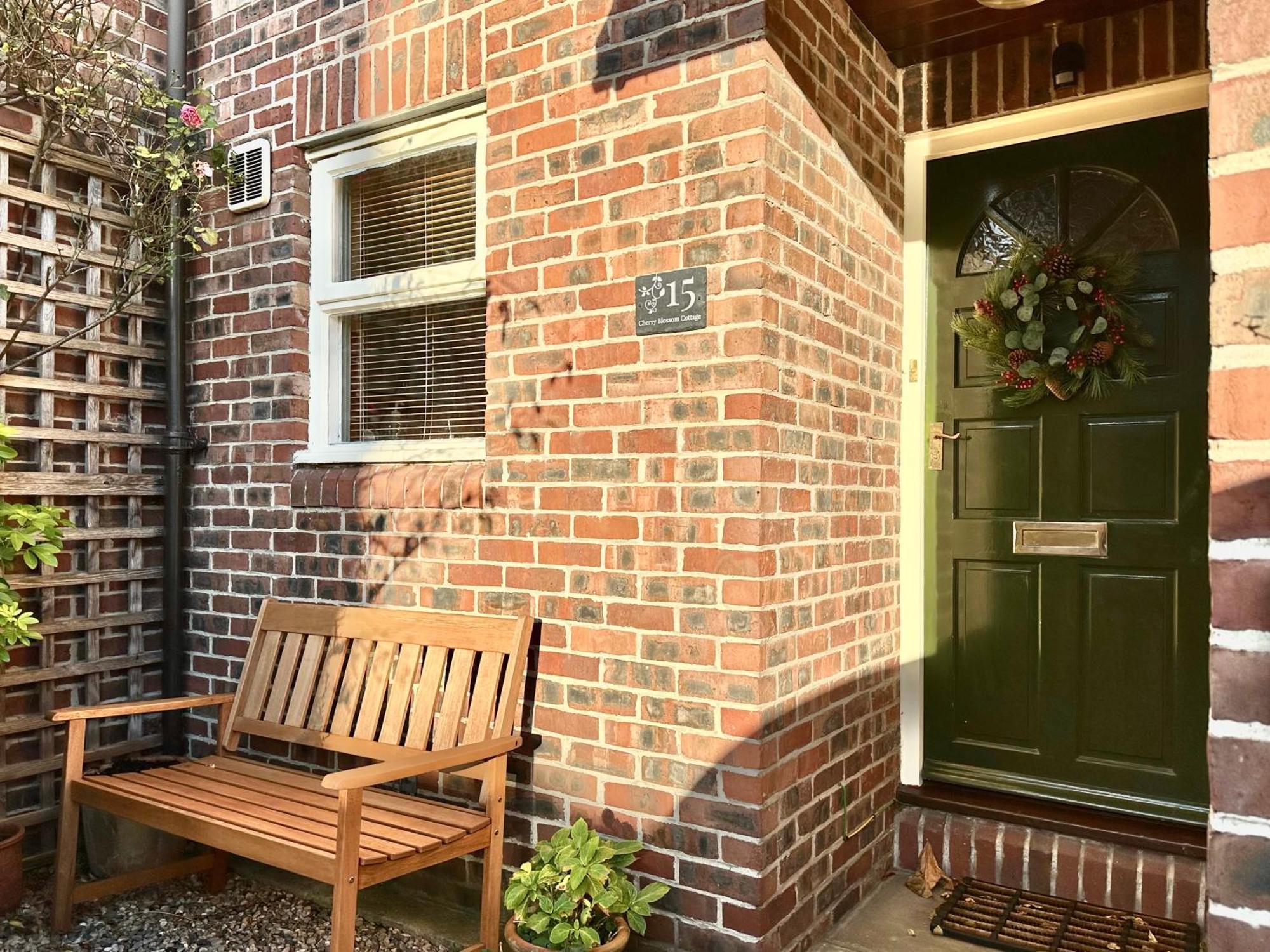 Cherry Blossom Cottage York Bagian luar foto