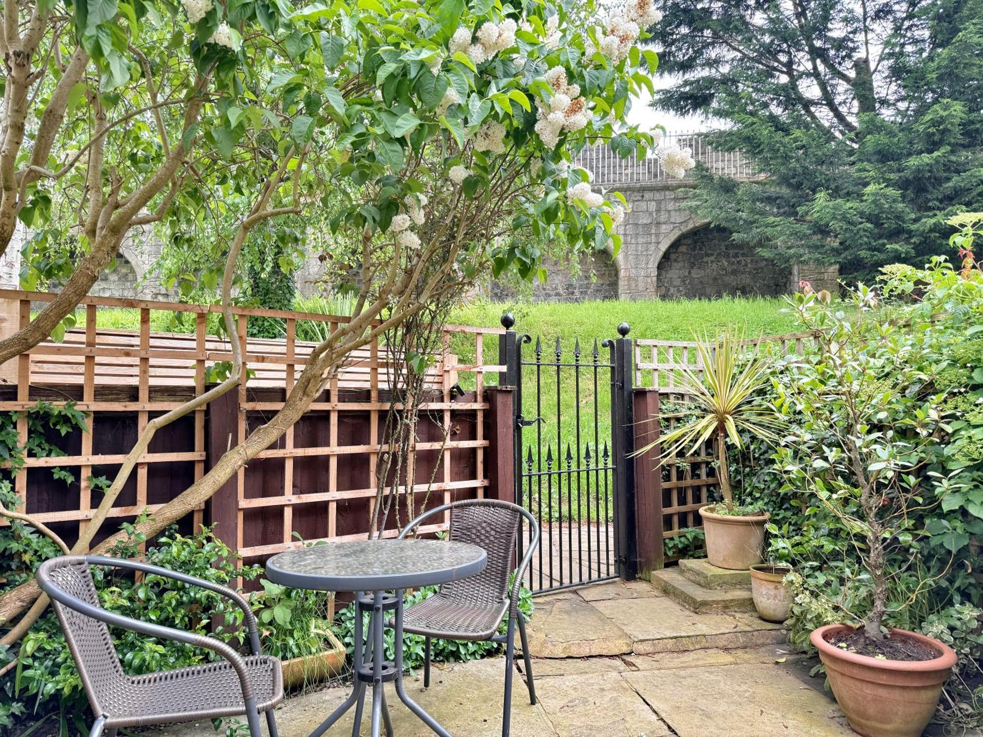 Cherry Blossom Cottage York Bagian luar foto