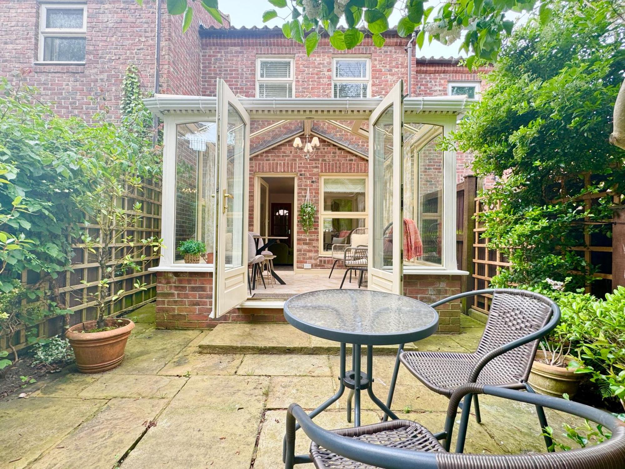 Cherry Blossom Cottage York Bagian luar foto