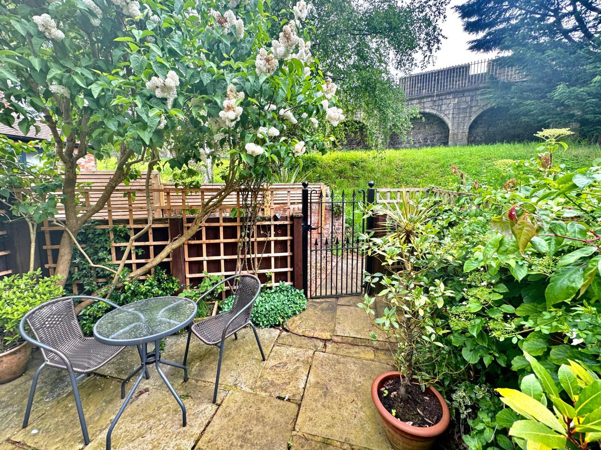 Cherry Blossom Cottage York Bagian luar foto